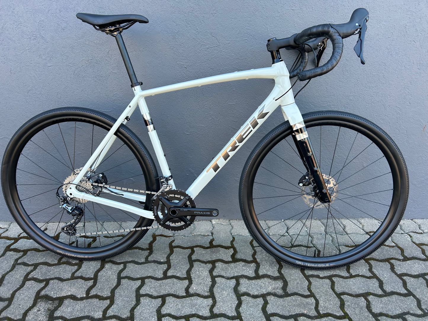2023 Trek Checkpoint ALR 5 - Era White/Trek Black 58cm (Pre-Owned) - biket.co.za