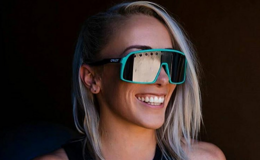 Oakley sutro top on face